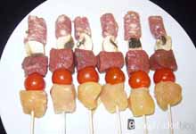 Menú de recetas: preparamos las brochetas con trozos de igual tamaño.