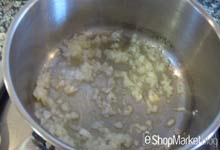 Menú de recetas: pochamos la cebolla en un cazo.