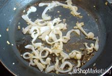 Menú de recetas: añadimos a la sartén la sepia cortada a tiras