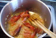 Menú de recetas: añadimos a la cebolla las cabezas de las gambas