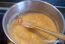 Menú de recetas: retiramos las cabezas de las cambas y colamos la salsa