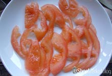 Menú de recetas: cortamos el tomate en rodajas finas