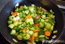 Menú de recetas: rehogamos las verduras en un sartén para la escabechada del Gazpacho marinero