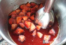 Menú de recetas: trituramos las fresas para crear la salsa para los melocotones