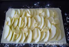 Menú de recetas: colocamos la manzana y los trocitos de mantequilla encima del hojaldre
