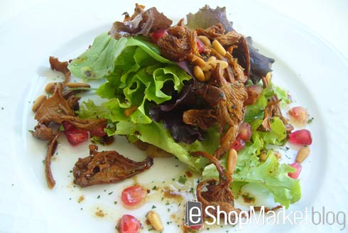 Ensalada templada de otoño con cebolla confitada y setas, menú de recetas